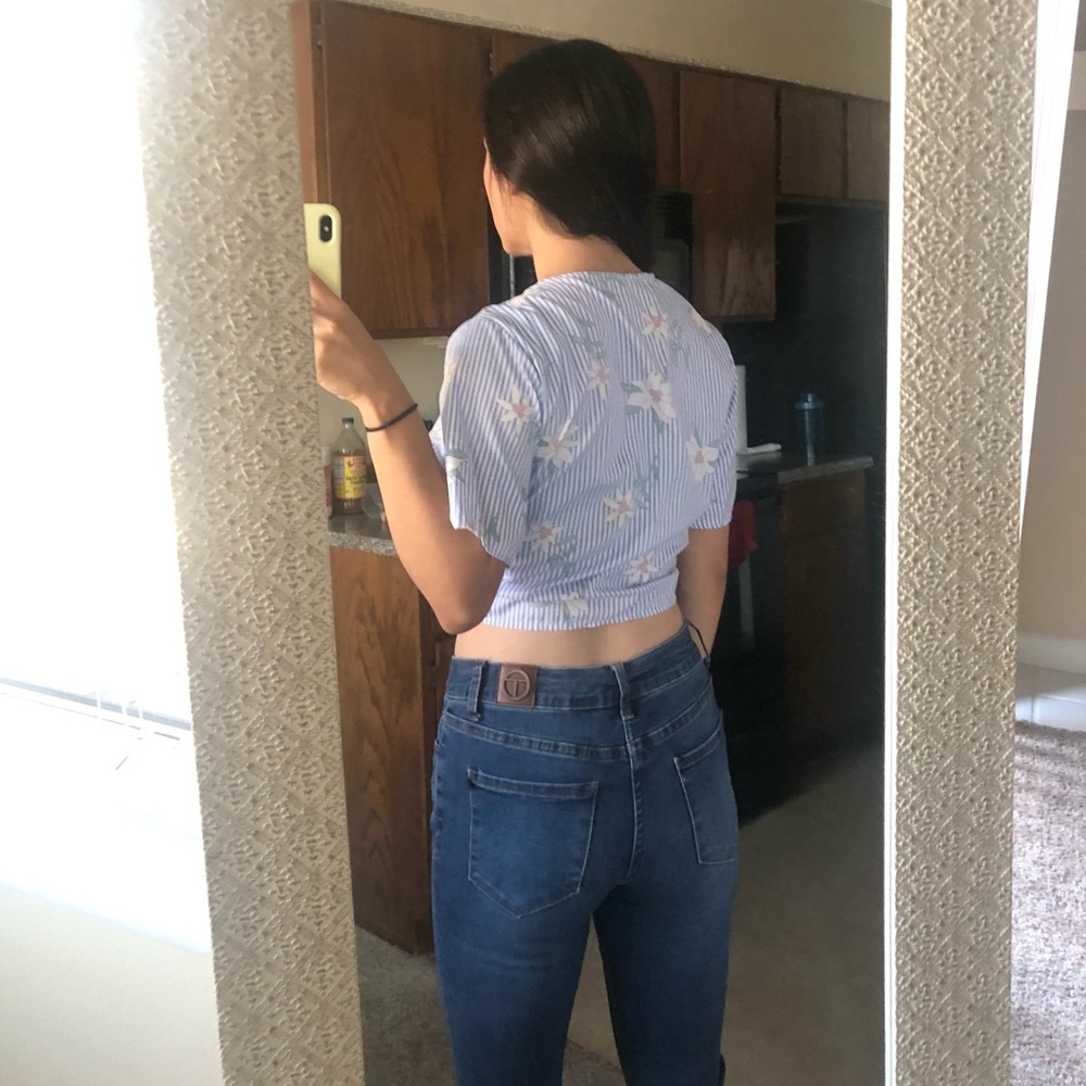 Crop Top Blouse 🌼 - Picture 4 of 6